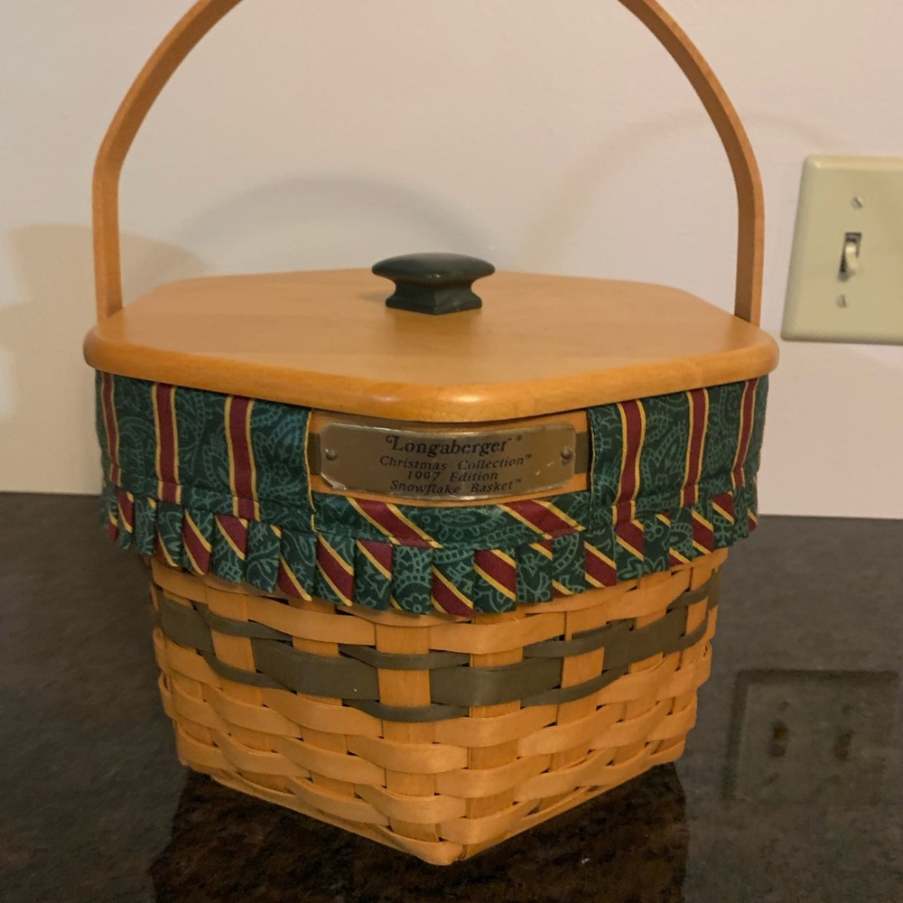 Longaberger Christmas Collection 1997 edition Snowflake Basket with Lid